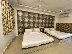 Deluxe Quadruple Room | Free WiFi, bed sheets - Hotel Motera Inn (Ahmedabad)