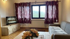 Comfort Apartment | Living room | 43-inch Smart TV with digital channels, TV, Netflix - Residenza Riva (Abetone Cutigliano)