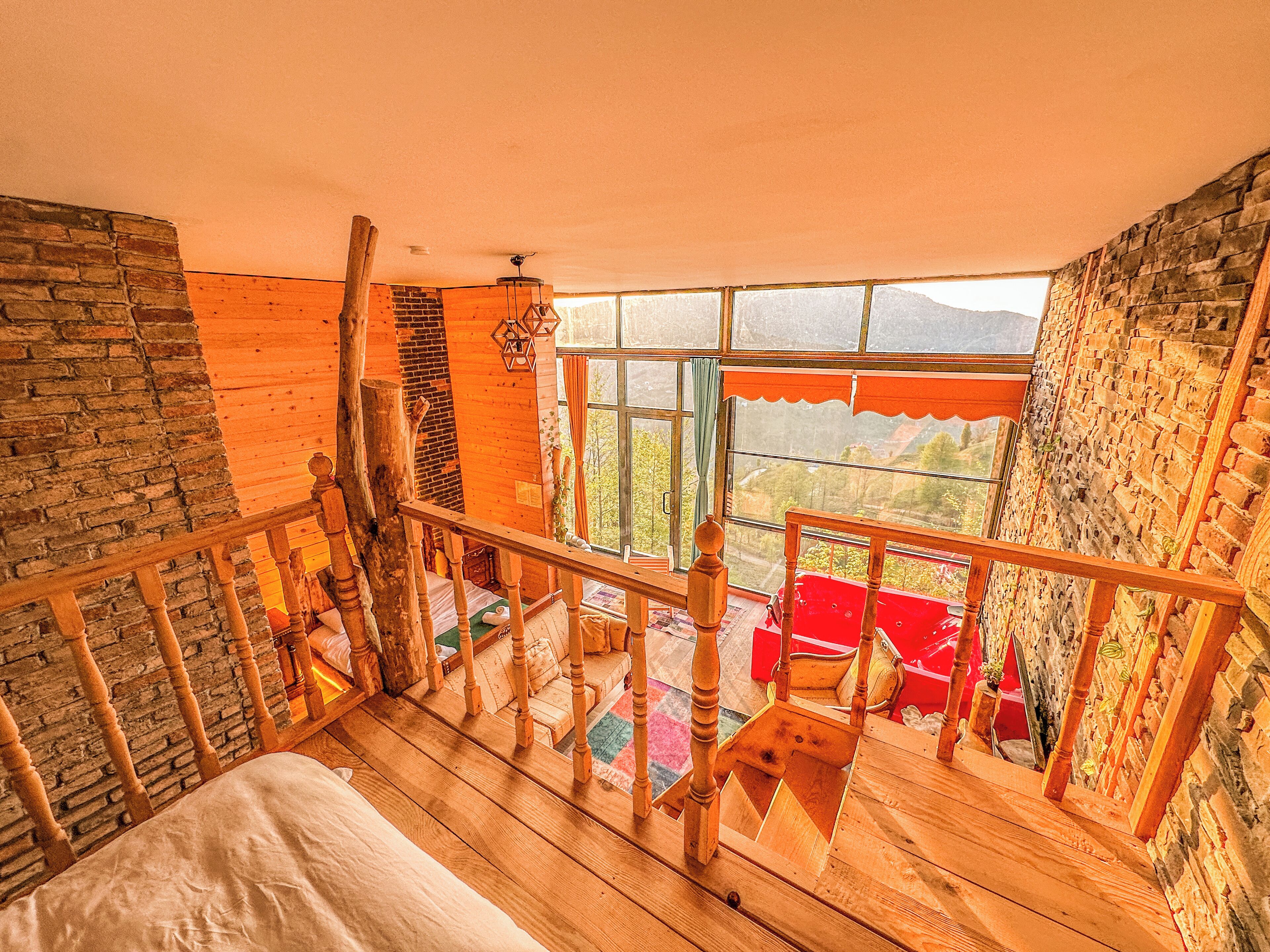 Una escalera de madera que lleva a un balcón con vistas al campo.