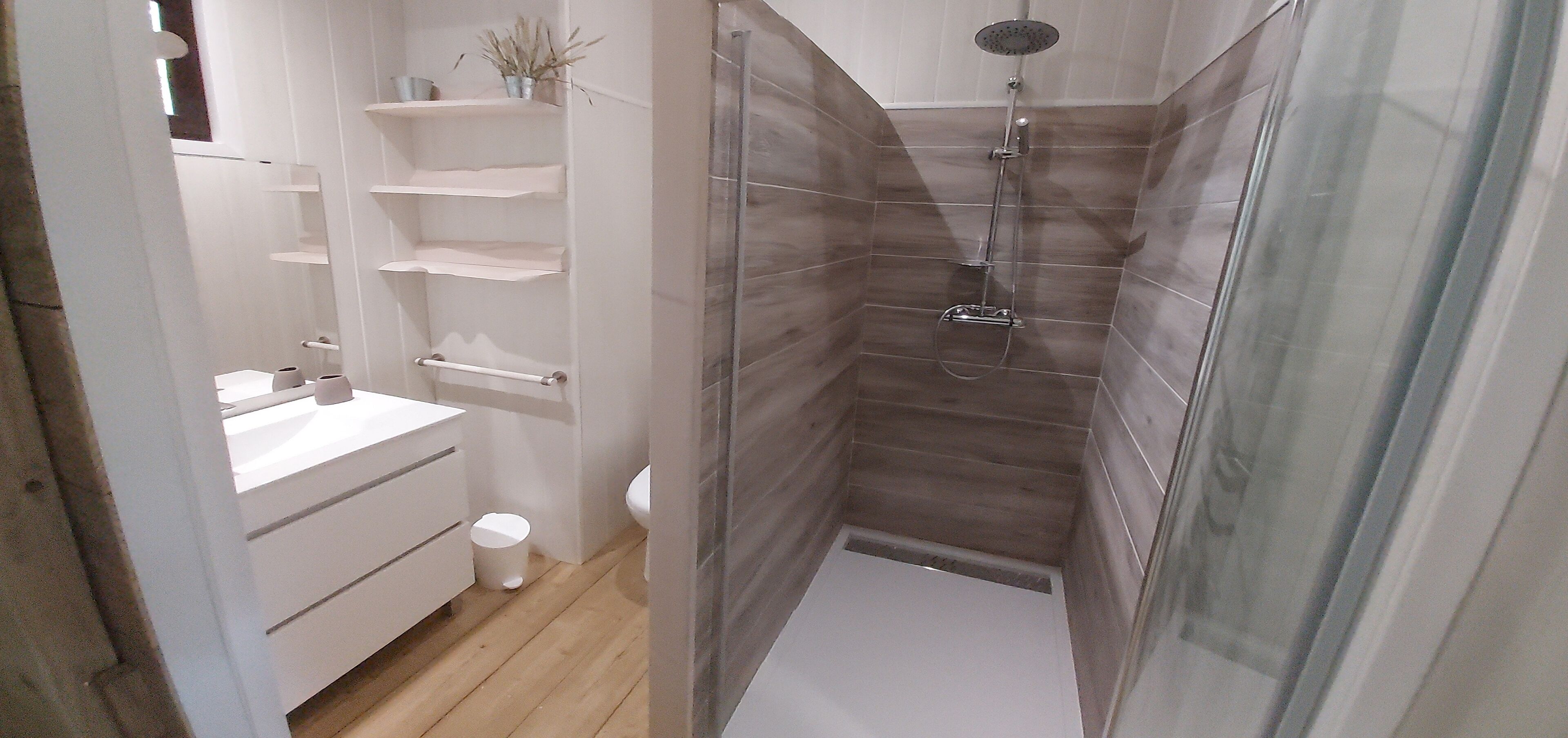 Een douche, handdoeken, toiletpapier