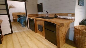 A compact kitchen with wooden countertops, a sink, and a refrigerator. - Chalet à Proximité de L'océan Avec Piscine Insolite (Queyrac)