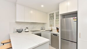 Fridge, microwave, oven, dishwasher - Premium Villa 2br Malvasia at Cypress Lakes - Modernised Comfort (Pokolbin)