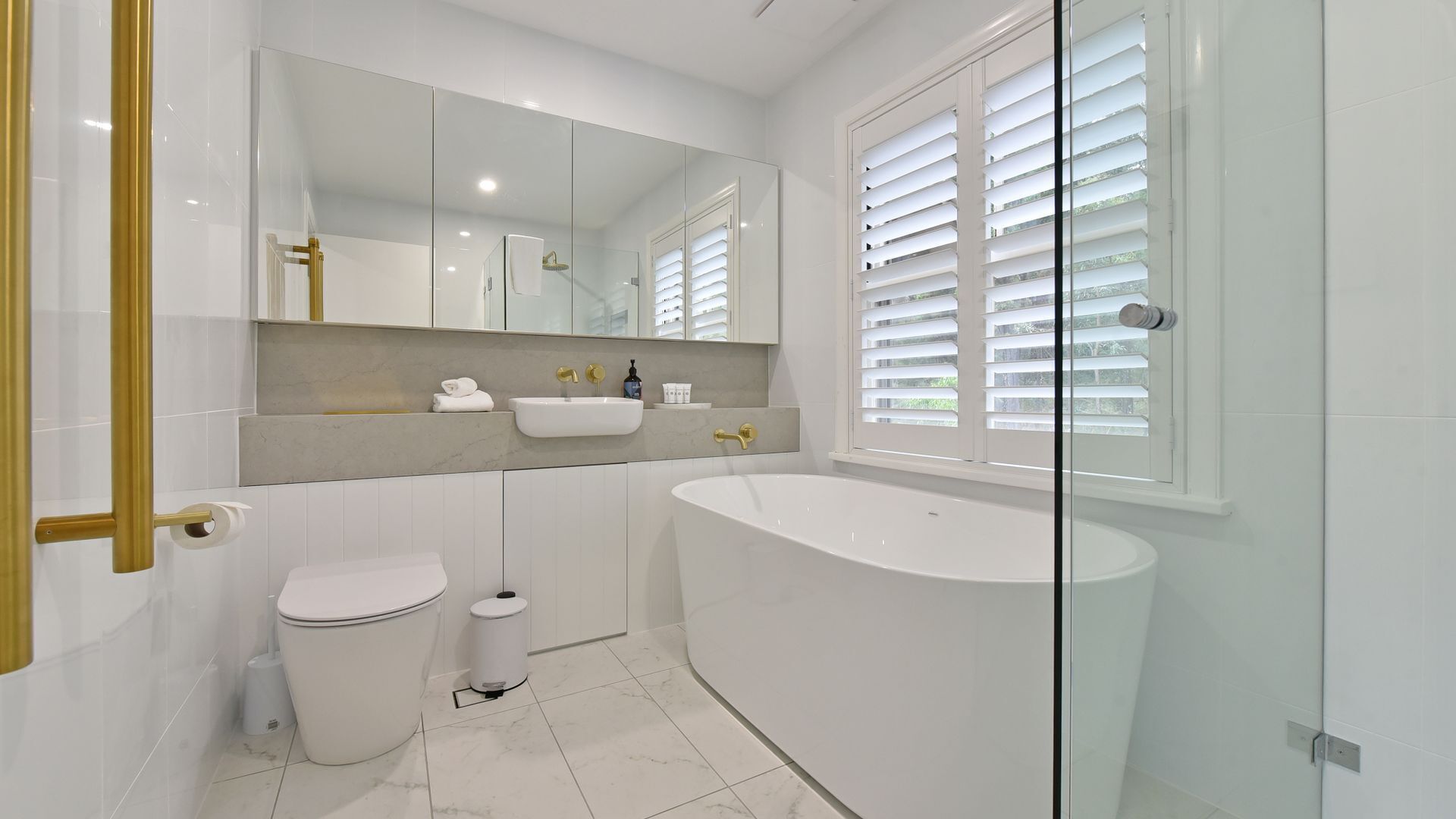 Badewanne, umweltfreundliche Kosmetikartikel, Haartrockner, Seife