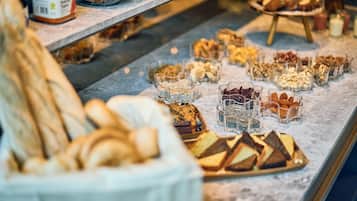 Café da manhã com buffet grátis todos os dias