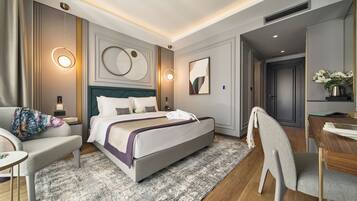 Quarto casal luxo | Roupas de cama antialérgicas, frigobar, cofres nos quartos, escrivaninha