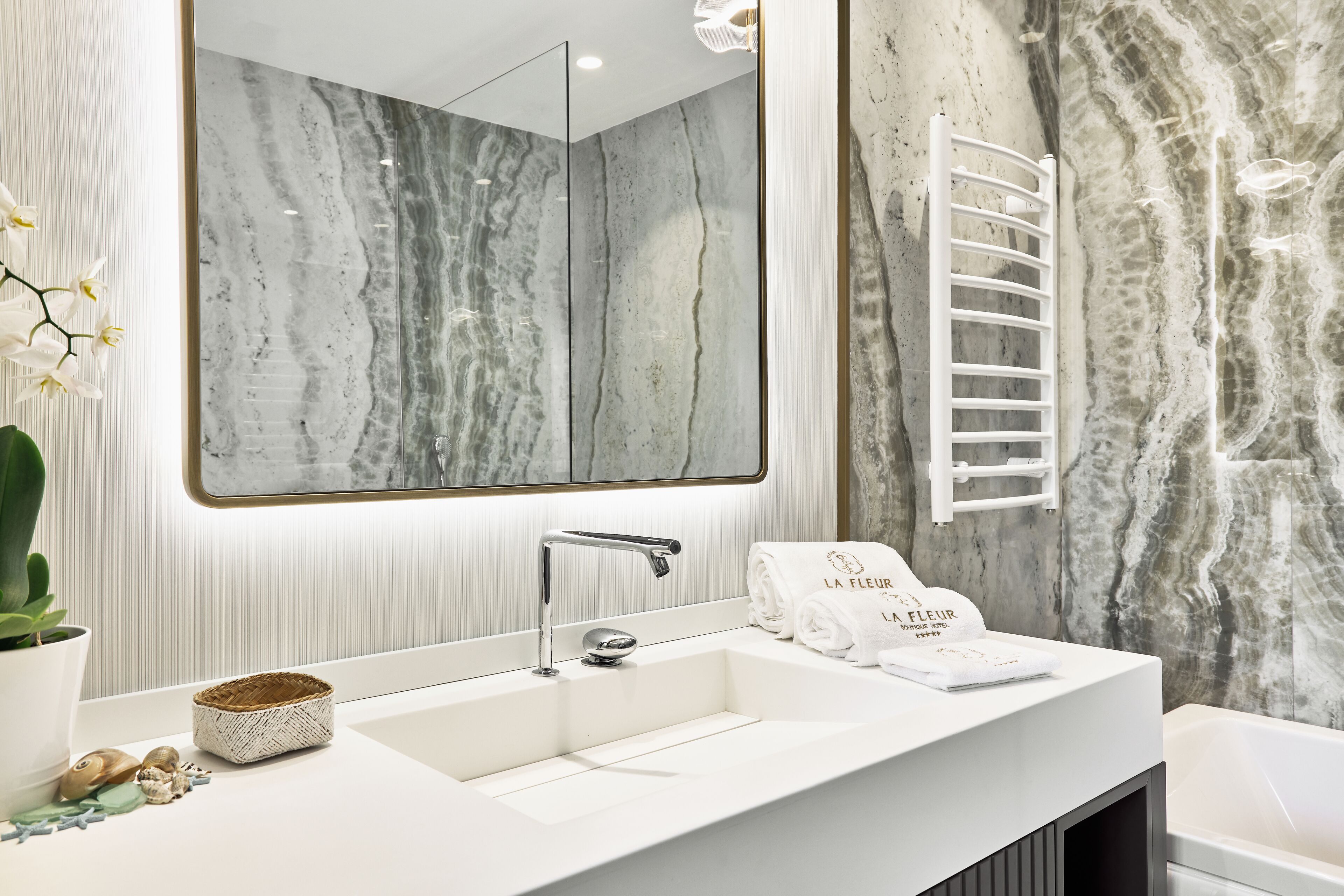 deluxe suite, partial sea view | bathroom | designer toiletries, hair dryer, dressing gowns, slippers