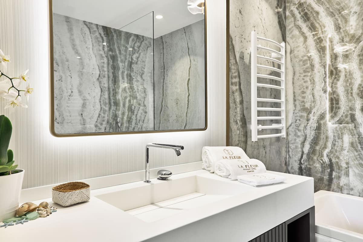 deluxe suite, partial sea view | bathroom | designer toiletries, hair dryer, dressing gowns, slippers