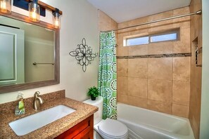 Combined shower/tub, hair dryer, towels, soap - Luxury Living! (Yuma)
