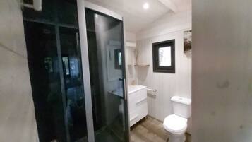 Douche, serviettes fournies, papier toilette