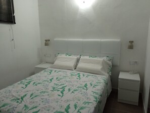 1 habitación, escritorio, tabla de planchar con plancha y wifi gratis 