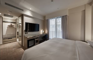 Quarto superior, 1 cama de casal, sacada | Frigobar, cofres nos quartos, escrivaninha