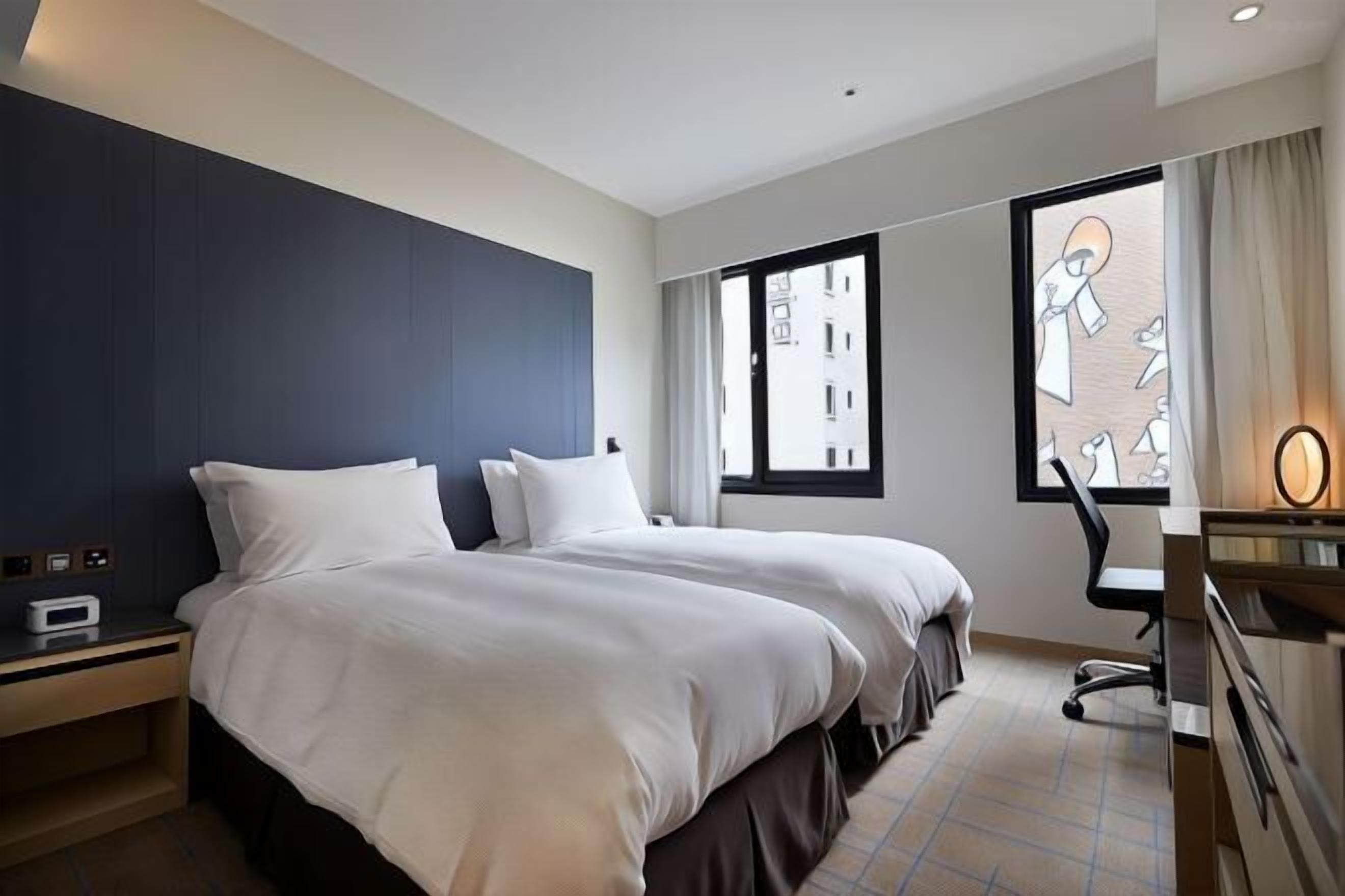 Minibar, Zimmersafe, Schreibtisch, laptopgeeigneter Arbeitsplatz