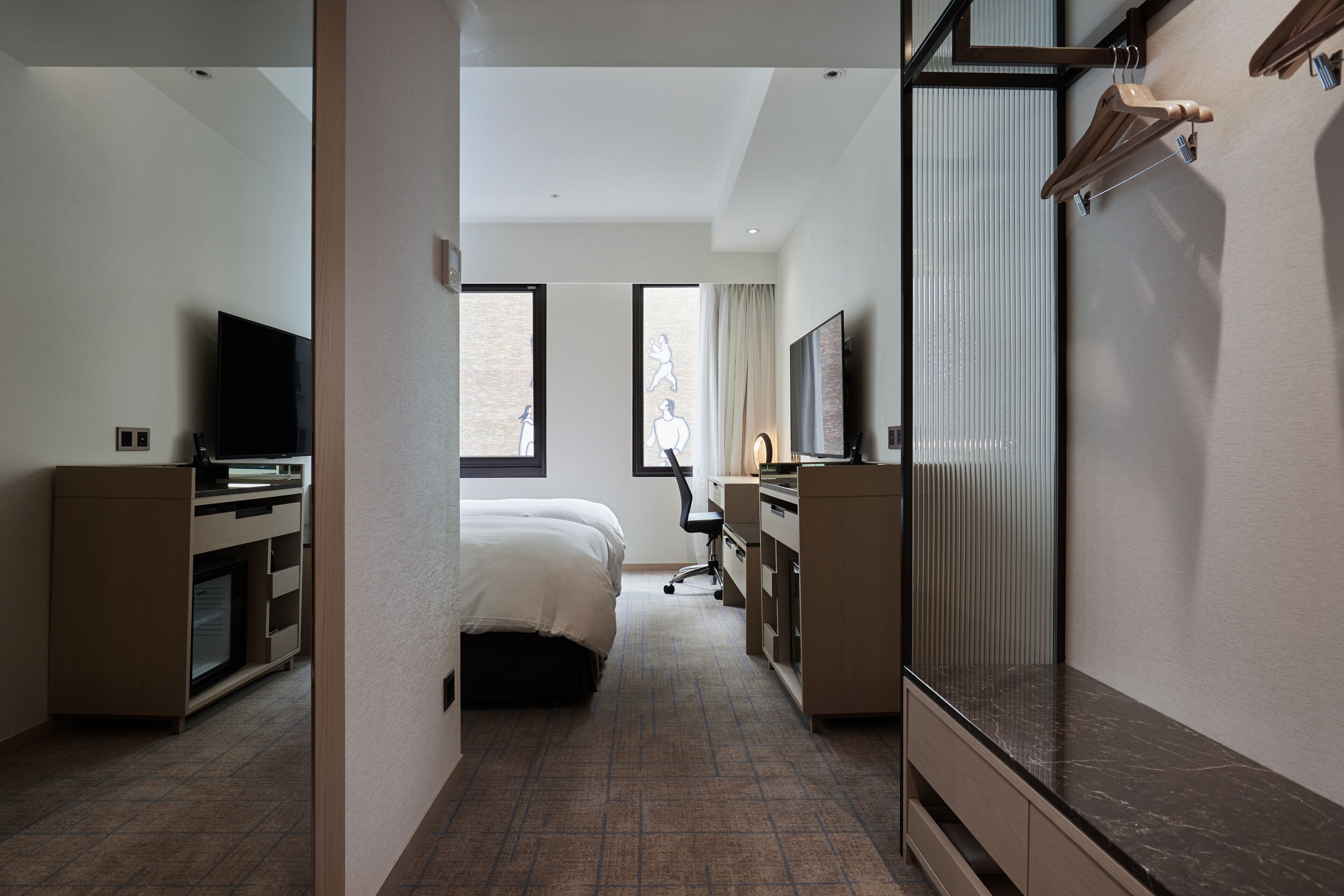 Executive Twin Room | Minibar, in-room safe, desk, laptop workspace