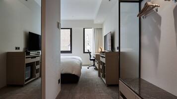 Executive Twin Room | Minibar, in-room safe, desk, laptop workspace