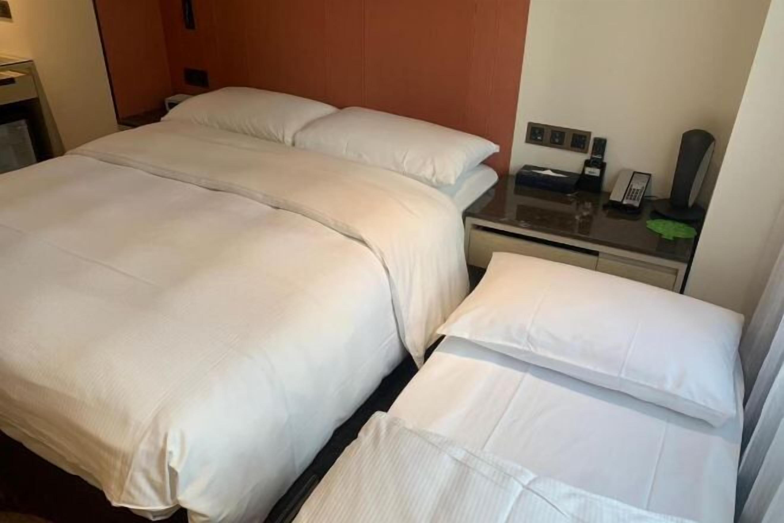 Minibar, Zimmersafe, Schreibtisch, laptopgeeigneter Arbeitsplatz