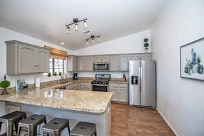 Kjøleskap, mikrobølgeovn, ovn og kokeplater