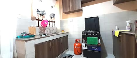 Refrigerador, microondas, parrilla de estufa y tetera eléctrica