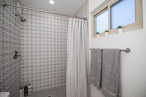 Combined shower/bathtub, hair dryer, towels, soap - LUXURY Living 3 (Yuma)