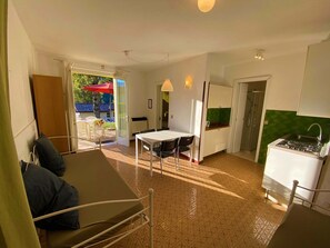 Interior - Im Erdgeschoss in der Nähe des Sees (Tre Capitelli)