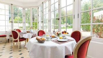 Petit déjeuner composé de spécialités régionales compris tous les jours