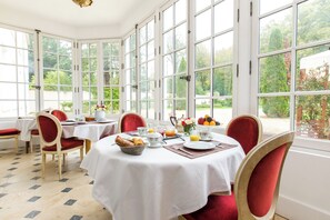 Free daily local cuisine breakfast - Chateau de Moison (Ivoy le Pre)