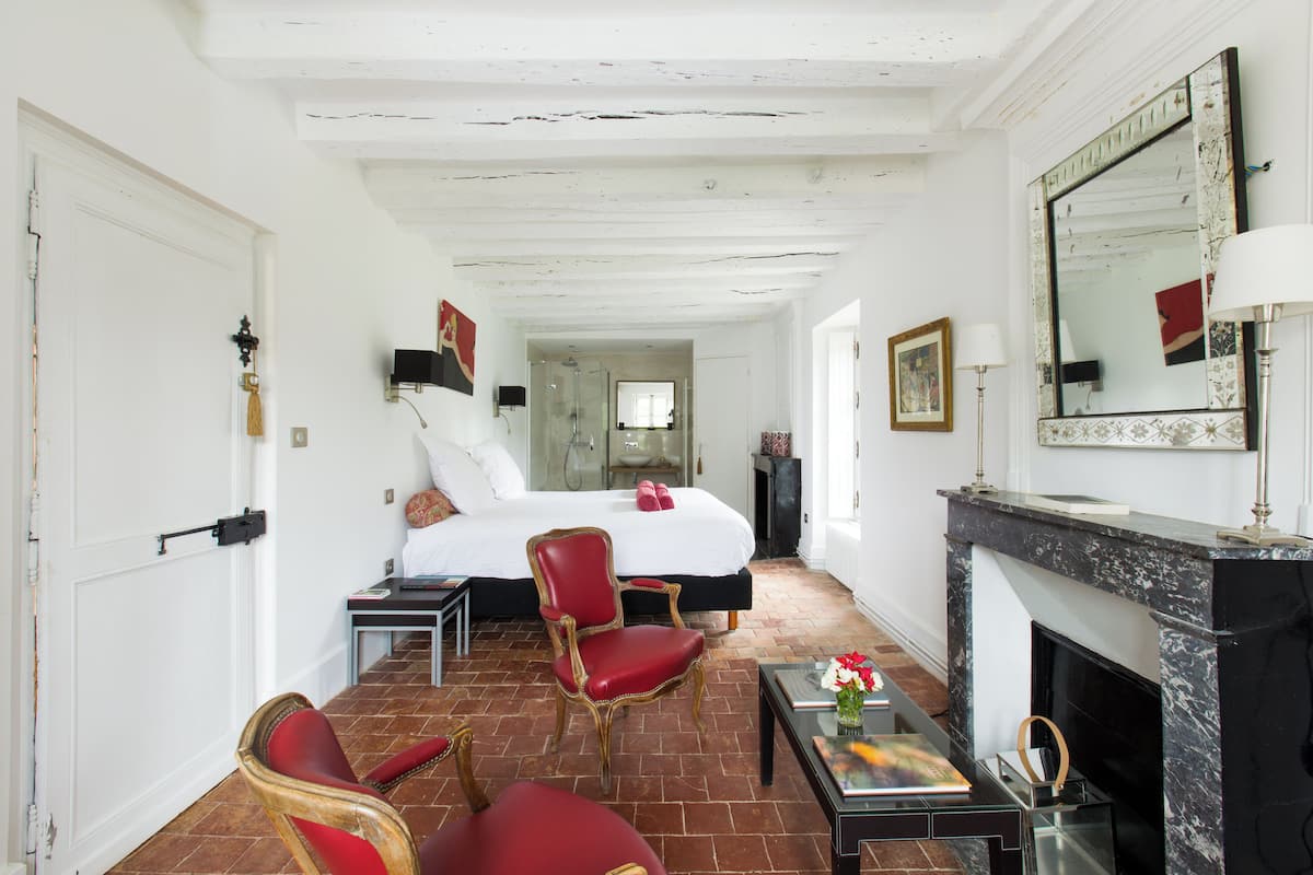 2 bedrooms, individually decorated, individually furnished