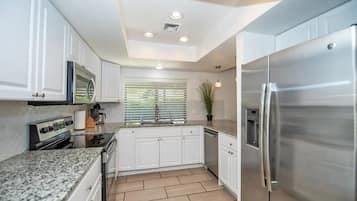 Réfrigérateur, four à micro-ondes, un four, surface de cuisson