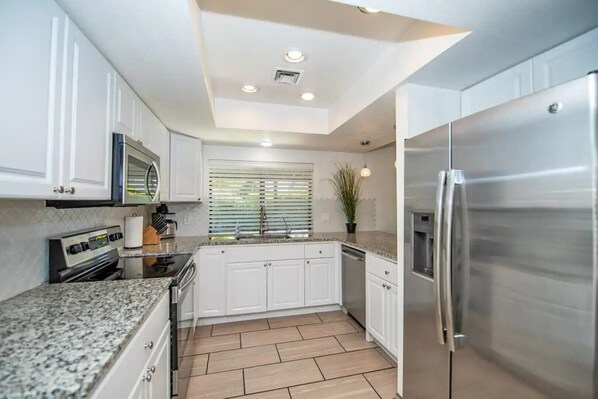 Fridge, microwave, oven, stovetop - LUXURY Living 4 (Yuma)