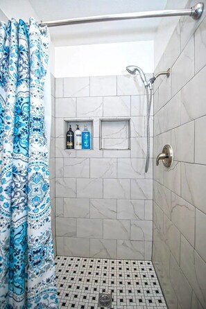 Ensemble douche/baignoire, sèche-cheveux, serviettes fournies, savon