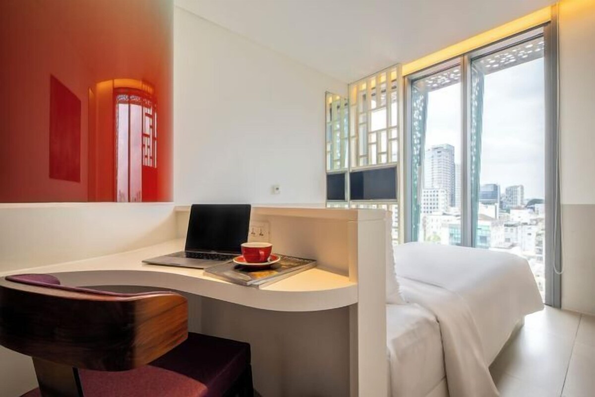Seprai premium, tempat tidur Select Comfort, minibar, dan brankas