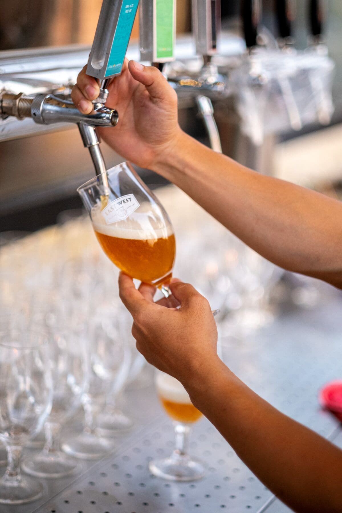 Une personne qui verse de la bière dans un verre.
