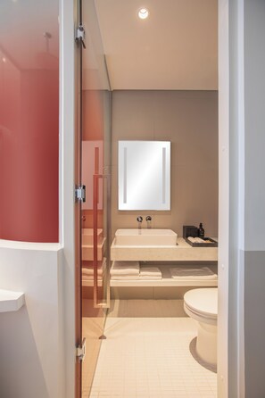 Habitación Deluxe, 1 cama de matrimonio grande, vistas a la ciudad | Baño | Ducha y cabezal de ducha tipo lluvia