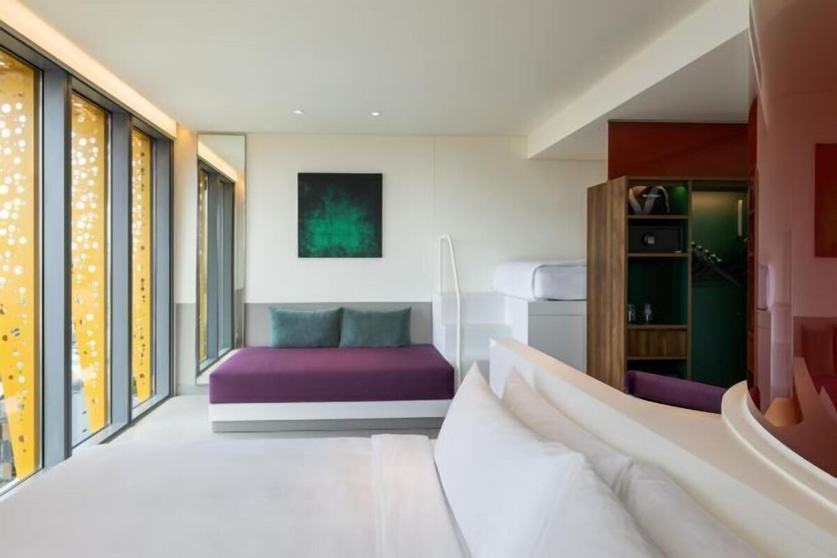 Seprai premium, tempat tidur Select Comfort, minibar, dan brankas