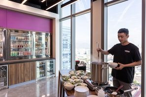 Daily buffet breakfast (VND 400000 per person)