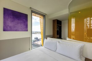 Habitación básica, 1 cama de matrimonio, vistas al río, en esquina | Ropa de cama de alta calidad, colchones Select Comfort, minibar