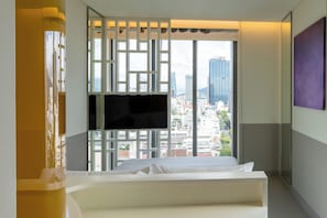 Huone, 1 keskisuuri parisänky, kaupunkinäköala | Select Comfort -patjalliset sängyt, minibaari, tallelokero huoneessa