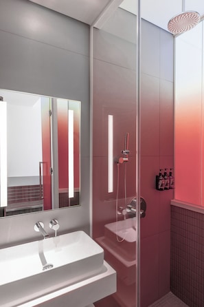 Suihku, sadesuihkupää, ympäristöystävälliset hygieniatuotteet