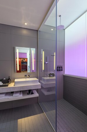 Deluxe Room, 1 King Bed, City View | Bathroom - Wink Danang Centre, Unscripted by Hyatt - 24 Hours stay (Da Nang)