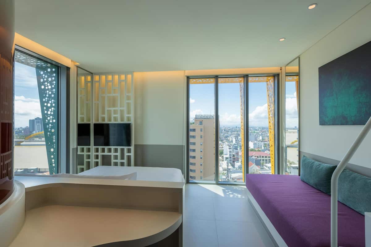 Habitación Deluxe, 1 cama King size, vista a la ciudad, en esquina | Ropa de cama de alta calidad, camas Select Comfort y minibar