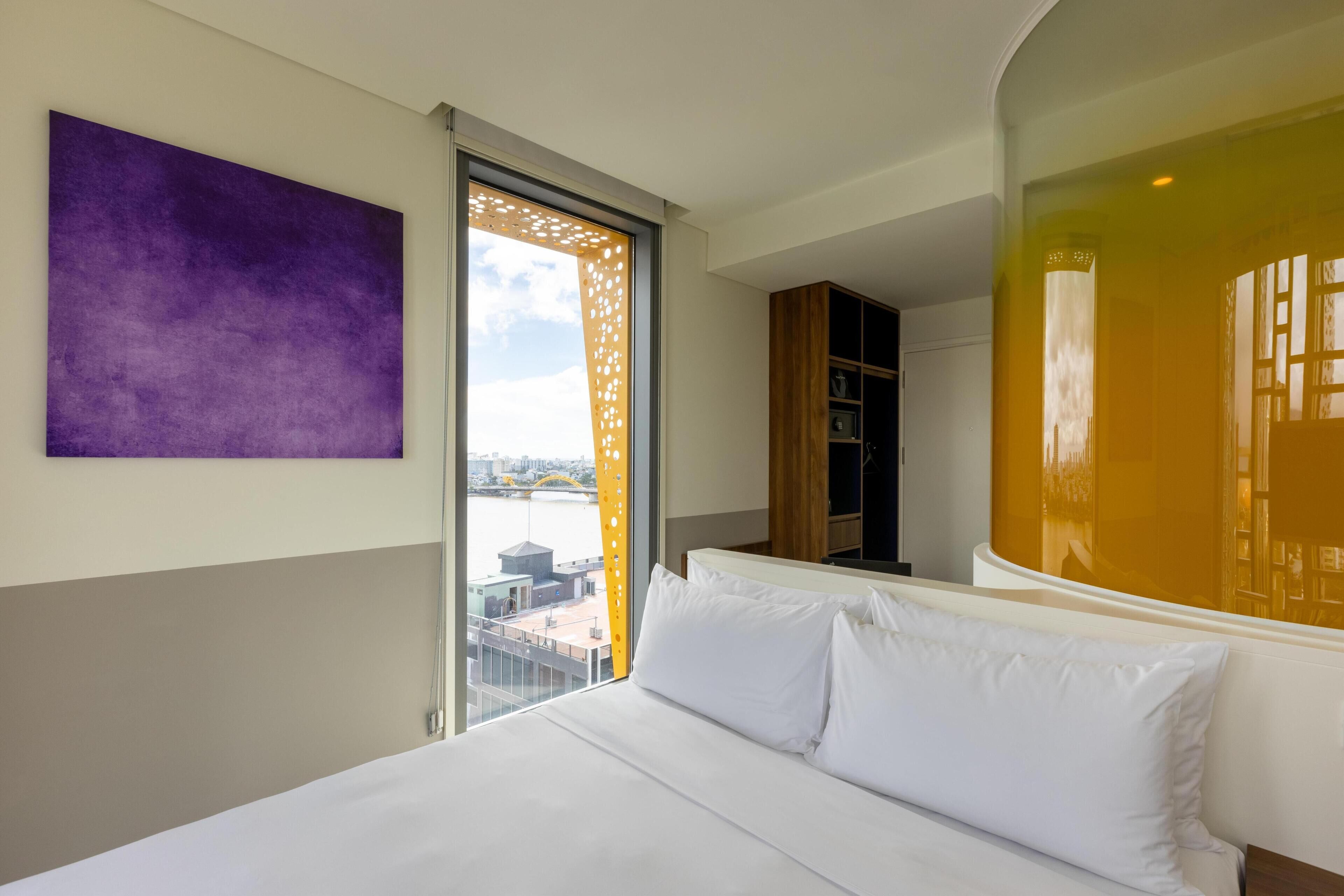 Rum - 1 queensize-säng - utsikt mot floden - hörn | Select Comfort-madrasser, minibar och värdeförvaringsskåp på rummet