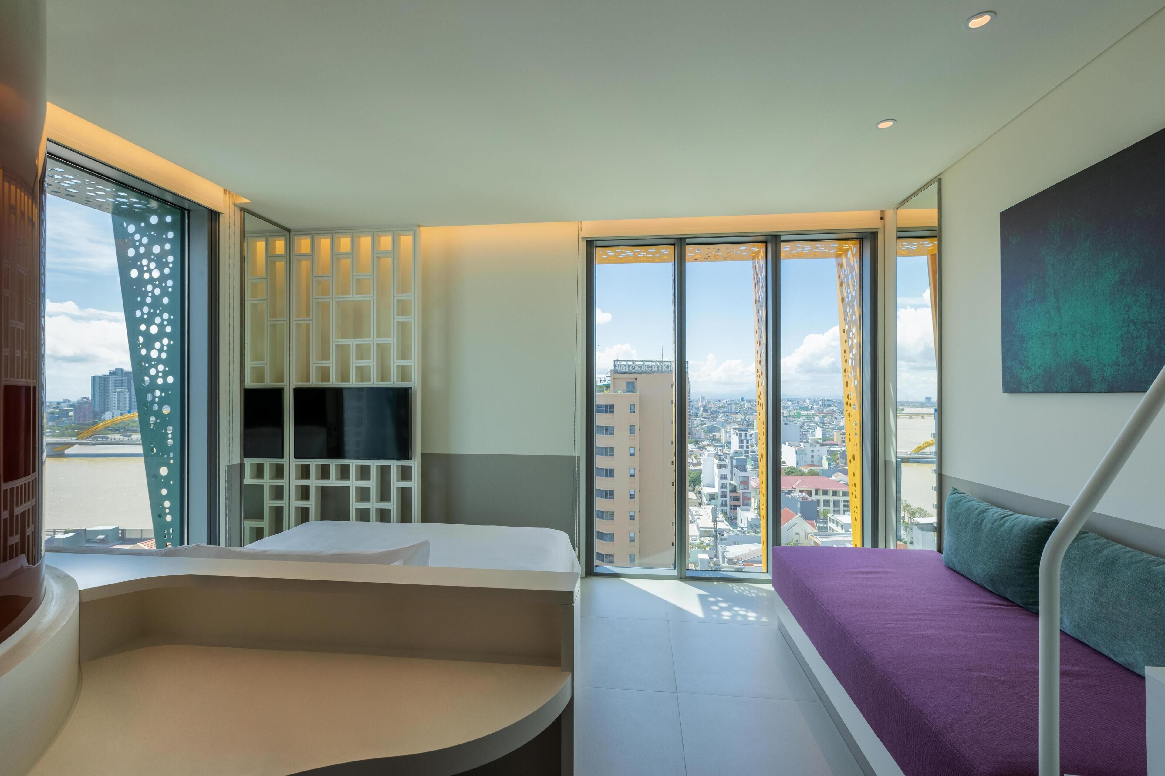 Kamar Deluks, 1 Tempat Tidur King, pemandangan kota, sudut | Seprai premium, tempat tidur Select Comfort, minibar, dan brankas