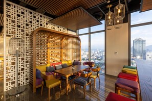 Bar (on property) - Wink Danang Centre, Unscripted by Hyatt - 24 Hours stay (Da Nang)