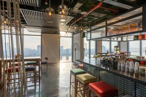 Bar (on property) - Wink Danang Centre, Unscripted by Hyatt - 24 Hours stay (Da Nang)