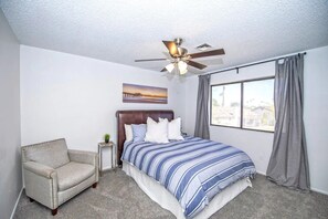4 bedrooms, iron/ironing board, free WiFi, bed sheets - LUXURY Living 5 (Yuma)