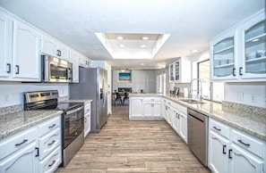 Fridge, microwave, oven, stovetop - LUXURY Living 5 (Yuma)