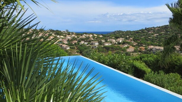 A swimming pool with a view of a coastal town. - Sainte Maxime (Sainte-Maxime)