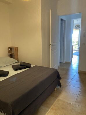 1 habitación, tabla de planchar con plancha, cuna de viaje y wifi