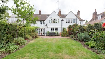 Family House (4 Bedrooms) | Garden view