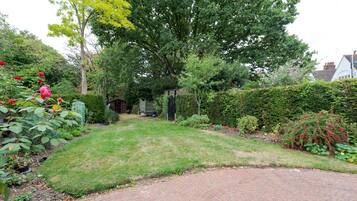 Family House (4 Bedrooms) | Garden view