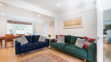 Family House (4 Bedrooms) | Living area | TV